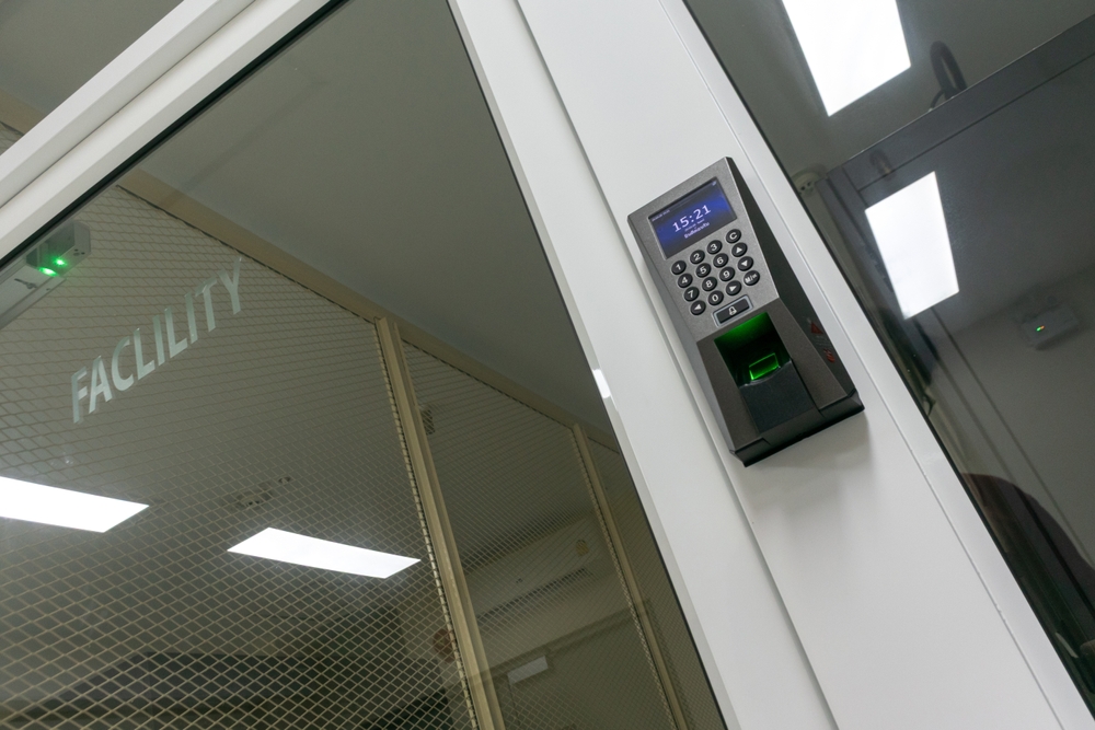 【2025年最新】入退室管理システムの導入事例12選｜業種別の成功法則と費用・効果を徹底解説